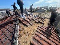 大分市高崎の屋根葺き替え工事で既存セメント瓦を撤去している様子