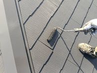 国東市武蔵町のコロニアル屋根塗装・スーパーシャネツサーモSiによる上塗り施工中