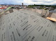 大分市高崎の屋根葺き替え工事で新しいルーフィング防水シートを施工した様子